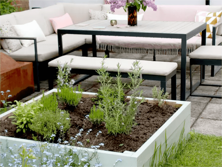 A Guide to Effective Watering for Raised Garden Beds - Giraffe Tools