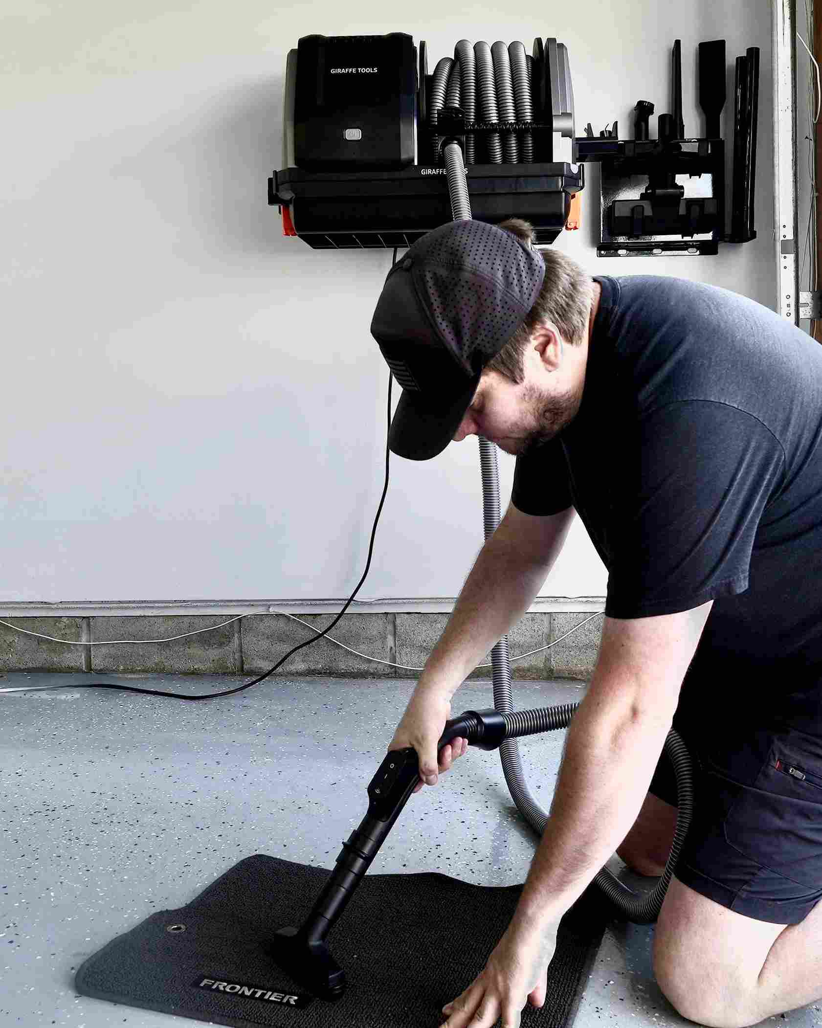 Retractable Garage Vacuum Launch