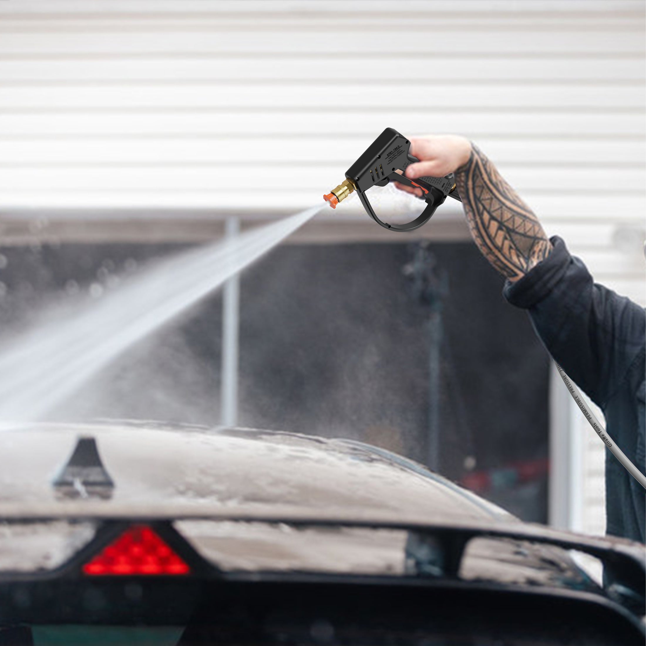 Giraffe Tools Short Pressure Washer Gun Features showing handheld car roof rinsing with a compact design for easy spray control